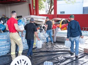 Bombeiros de Umuarama enviam primeiro carregamento de donativos para o Rio Grande do Sul