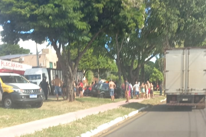 Casal e três filhos ficam feridos após colisão entre carro e árvore perto do Detran de Umuarama