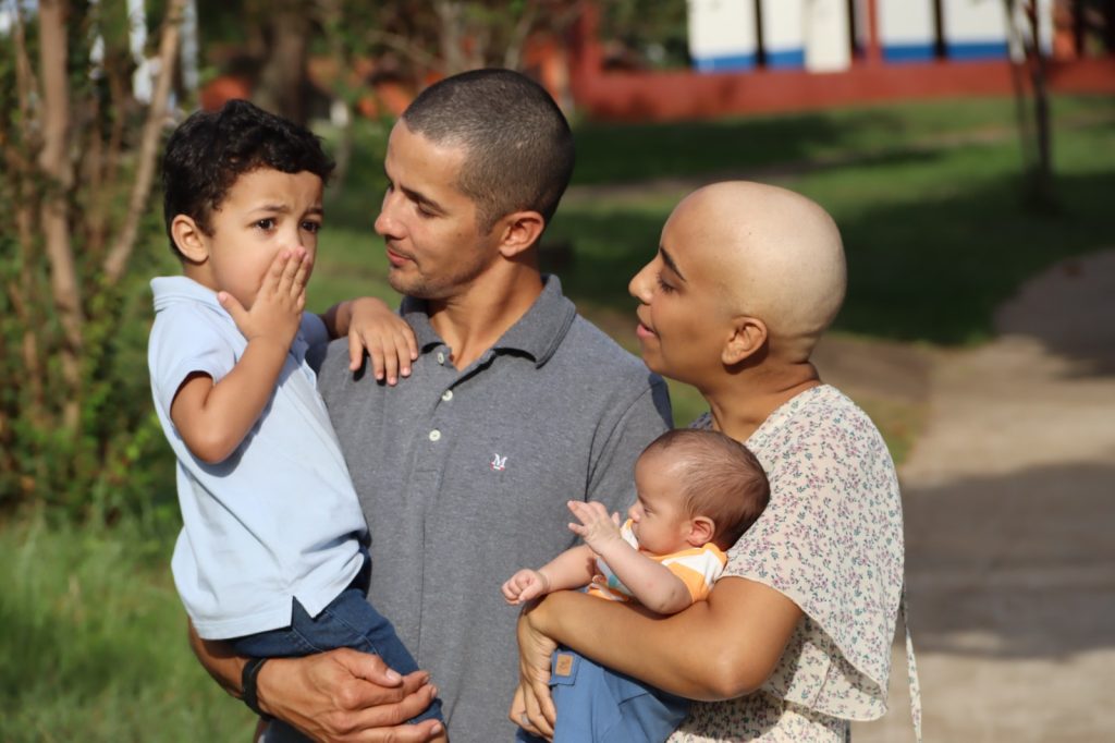 A história de Beatriz, mãe de dois filhos, e sua destemida luta contra o câncer