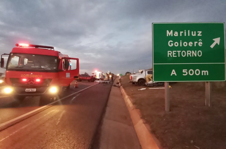 Colisão entre caminhonetes no trevo de acesso a Mariluz ocorreu durante tentativa de retorno