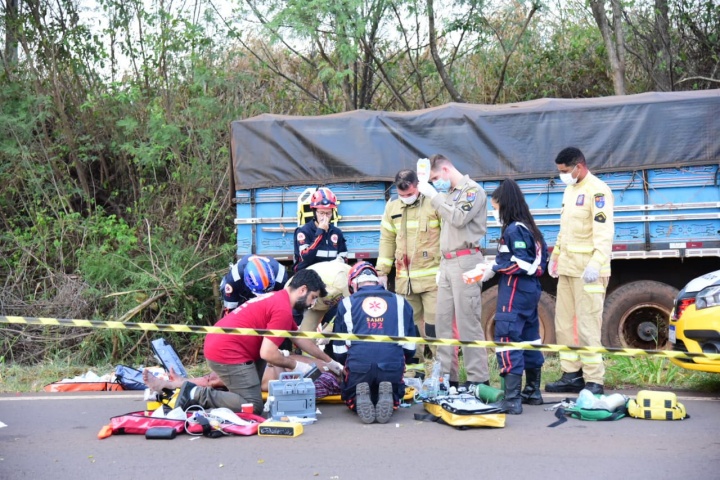 Condutor de Umuarama sofre acidente com caminhão na PR-489 e fica preso às ferragens