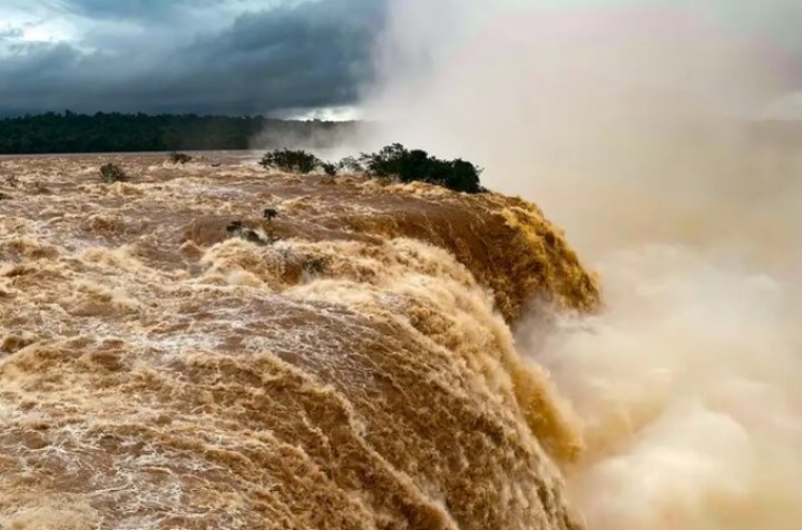Vazão das Cataratas do Iguaçu está três vezes acima do normal nesta segunda-feira