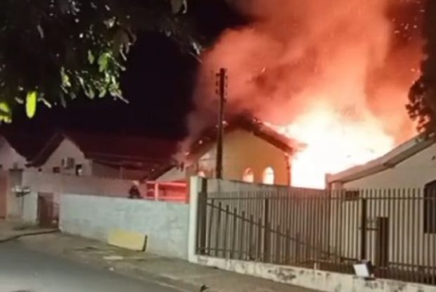 Residência de morador de Cruzeiro do Oeste é consumida em incêndio