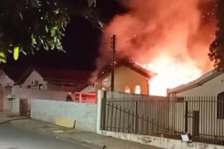 Residência de morador de Cruzeiro do Oeste é consumida em incêndio