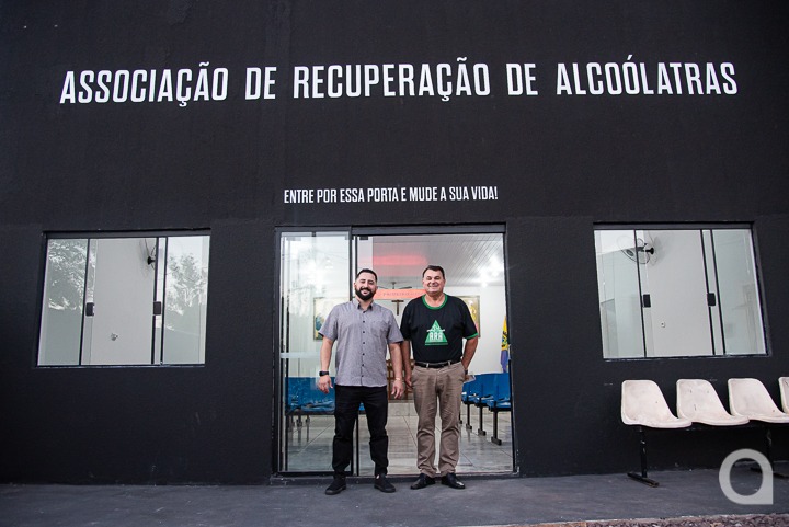 Trabalho voluntário no Jabuticabeiras revitaliza salão para acolher e encorajar alcoolistas