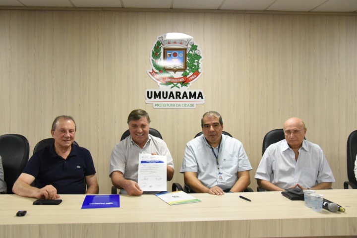 Prefeitura e Sanepar assinam ordem de serviço para ampliação da rede de esgoto em 5 bairros da cidade