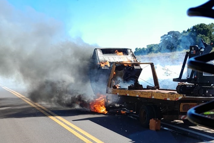Caminhão é consumido pelo fogo na PR-490, entre Iporã e Altônia
