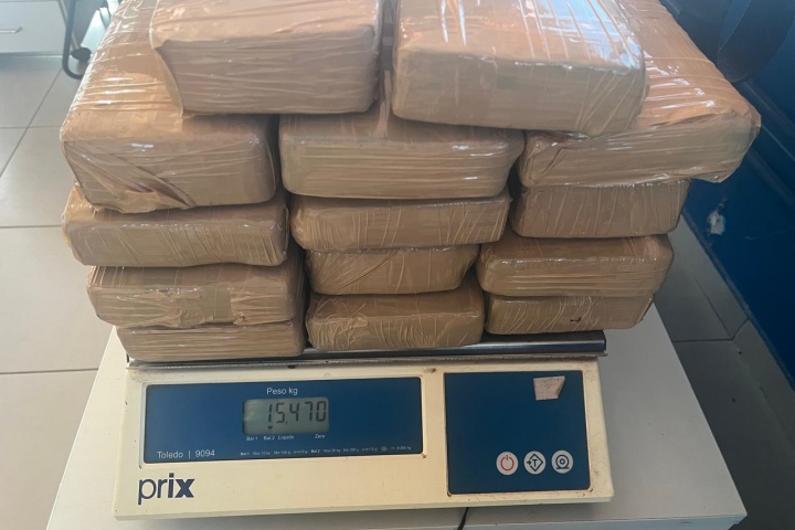 PRF encontra 15,4 quilos de cocaína em fundo falso de veículo na região de Porto Camargo