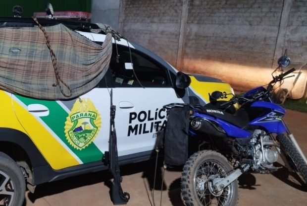 Polícia ambiental apreende espingarda, faca e moto com chassi raspado, em Alto Paraíso
