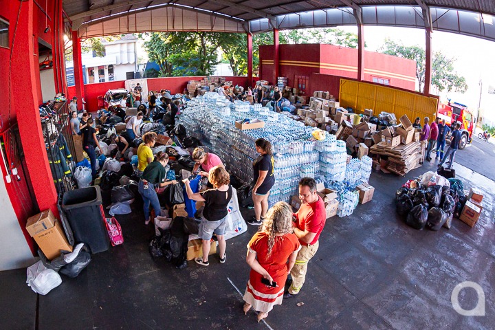 Bombeiros pedem ajuda para carregar carreta com donativos para o Rio Grande do Sul