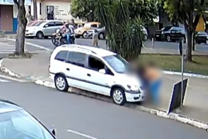 Motorista perde o controle do carro e atropela mulheres que estavam na calçada