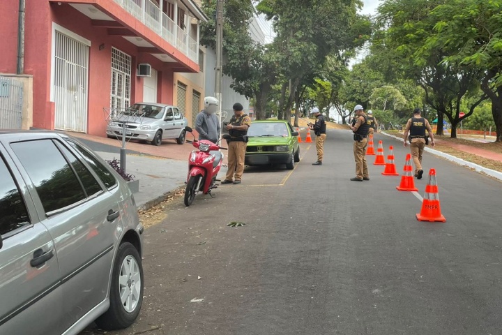 PM aborda motociclistas em blitz na avenida Rio Grande do Norte, em Umuarama