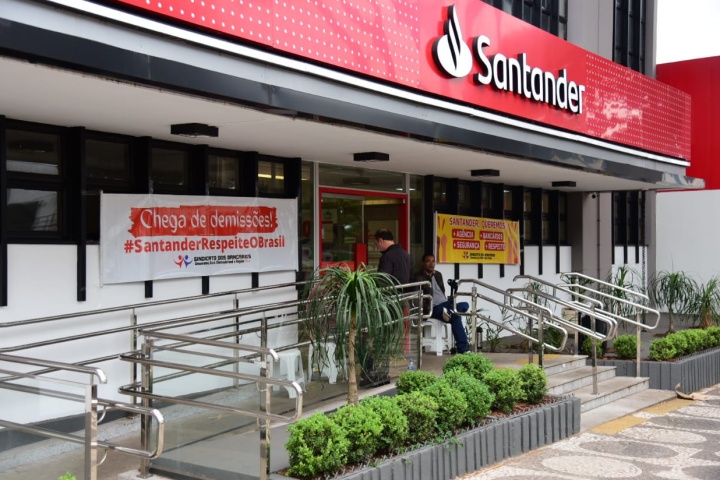 Bancários do Santander paralisam atividades em protesto à reestruturação do banco