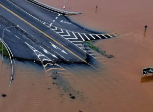 Mais de meio milhão de pessoas estão desalojadas por causa das enchentes no RS