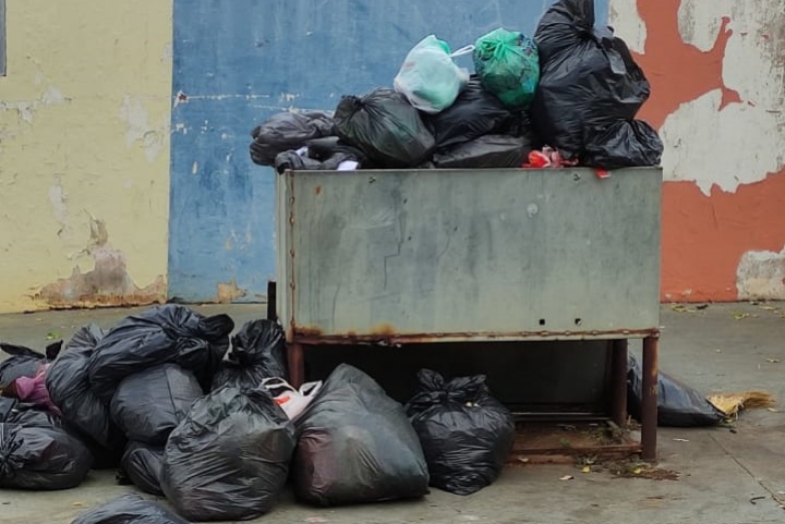 Moradores de bairros de Umuarama sofrem com a falta de coleta de lixo há mais de uma semana