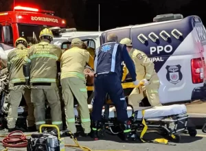 Colisão entre viatura da GM e ônibus do transporte público deixa 3 feridos