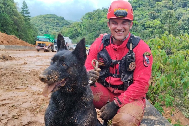 Paraná envia novos bombeiros com cães de busca para auxílio e resgate de vítimas no RS
