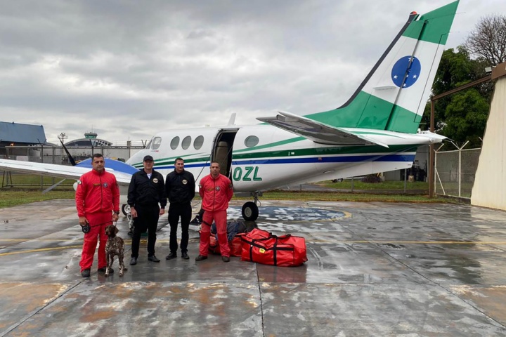 Cães e bombeiros paranaenses embarcam para o RS para resgate de vítimas