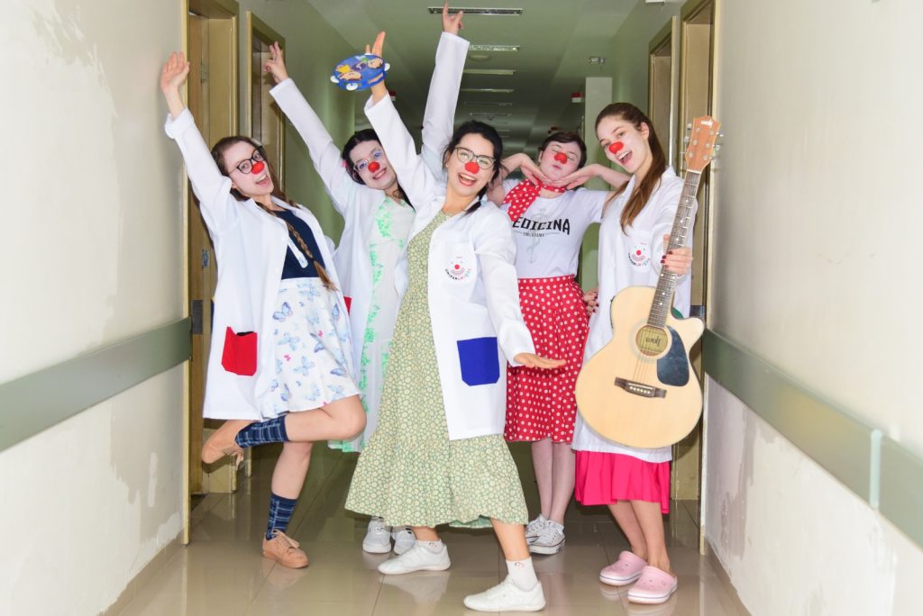 As jovens que são acadêmicas do curso de medicina da Unipar alegraram o dia dos pacientes no Instituto Nossa Senhora Aparecida