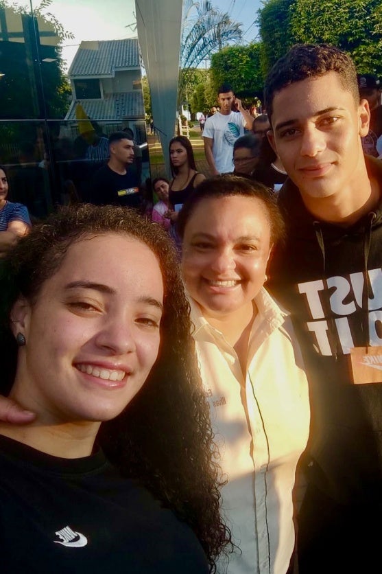 José com sua mãe, Rosemeire e sua irmã, Izabela.