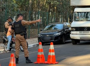 Polícia Militar faz blitz de trânsito ao lado do Bosque Uirapuru e orienta condutores