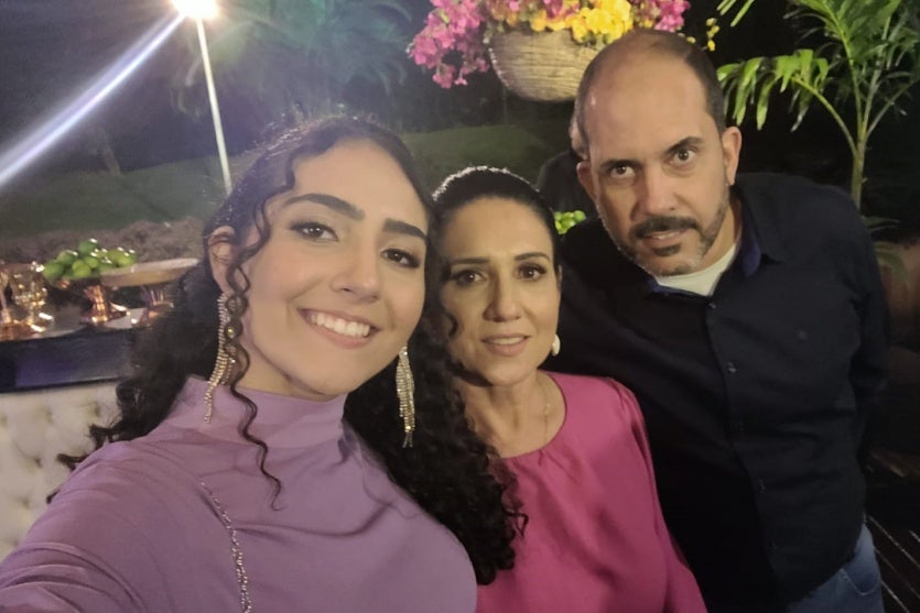 Maria Júlia, com sua mãe Cileide e seu pai Epitácio