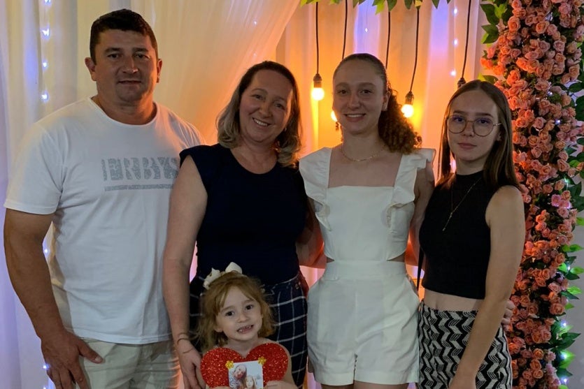 Ísis com sua mãe Patrícia, seu pai Emerson e suas irmãs.