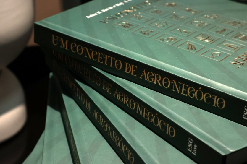Obra Reforça O Funcionamento E A Importância Do Agronegócio Na Economia Global
