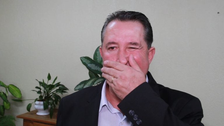 Ratinho Junior desmente apoio a Pimentel e exige destruição de materiais com sua foto
