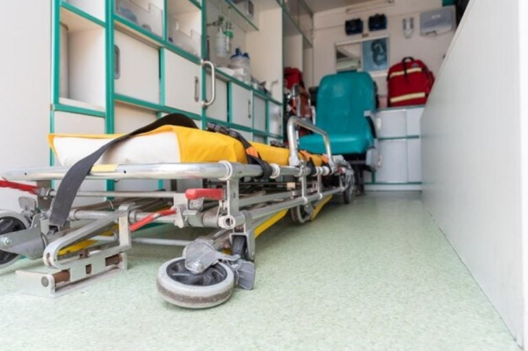 Interior De Uma Ambulancia Com Moveis E Uma Maca 385881 1776