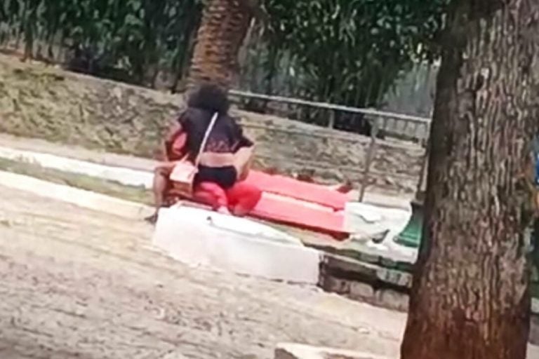 Casal é filmado em frente a igreja em cenas picantes à luz do dia no Paraná