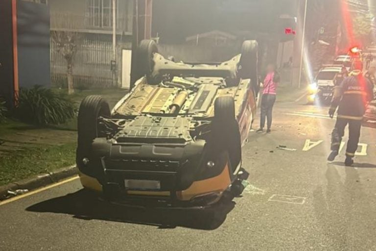 Viatura Pm Capota Atingir Carro Avancou Preferencial