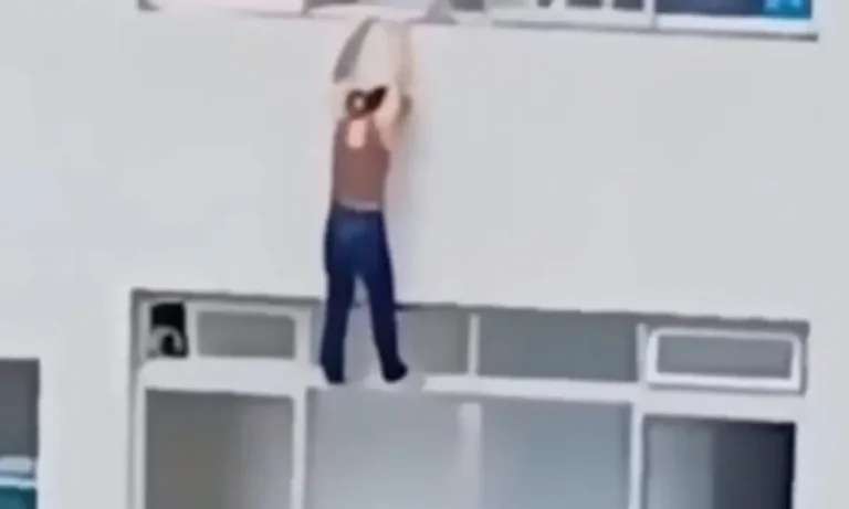 Durante Limpeza De Vidro Mulher Escorrega E Fica Pendurada Em Janela De Edifício