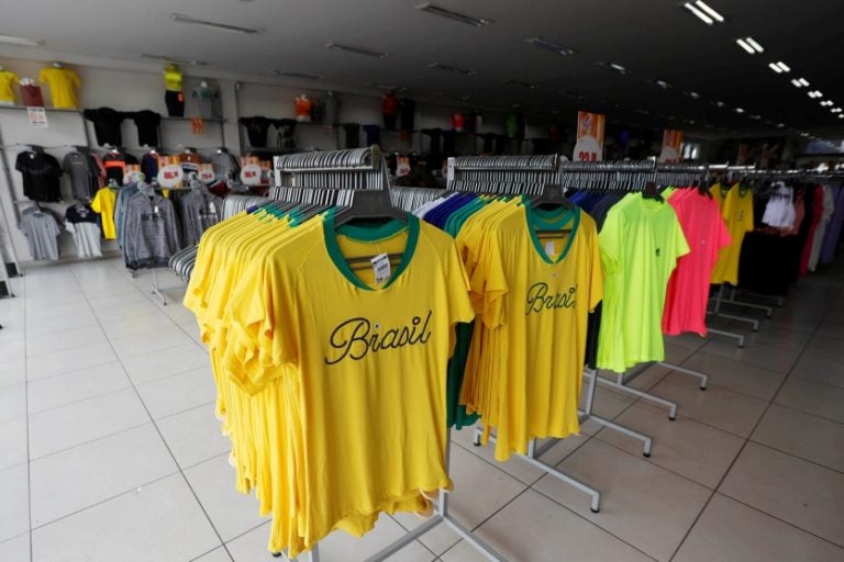 Comércio Imagens De Consumidores E Vendedores Em Lojas No Comércio Varejista Na Região Do Sítio Cercado Em Curitiba. Lojas De Roupas Utensílios Domésticos Celulares Viaturas Da Polícia Militar Nas Ruas Trânsito Movimentado Na Rua Izak F