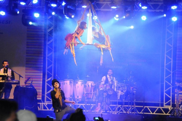 O Espetculo De O Teatro Mgico Encantando O Pblico E Encerrando A Virada Cultural Paran 2014 Em Umuarama No Domingo J A Sabino