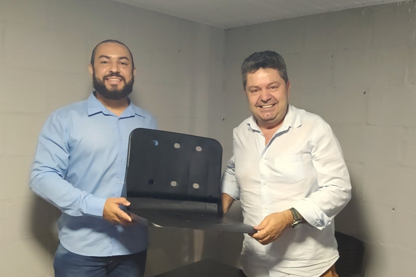 Empresários mostrando como é possível produzir com lixo um produto