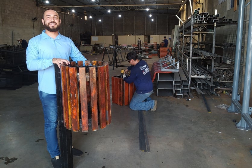 engenheiro civil que coordena a produção de produtos com lixo.