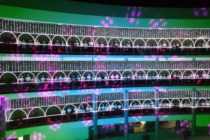 Desfile De Chegada Do Papai Noel Leva Alegria Do Natal Para A Avenida Paraná (2)