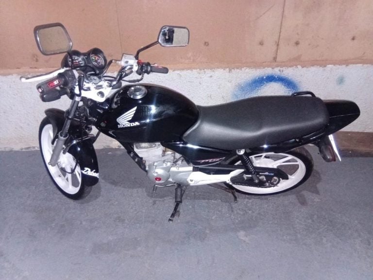 Adolescente é flagrado ‘cortando giro’ com a moto no centro de Tapejara