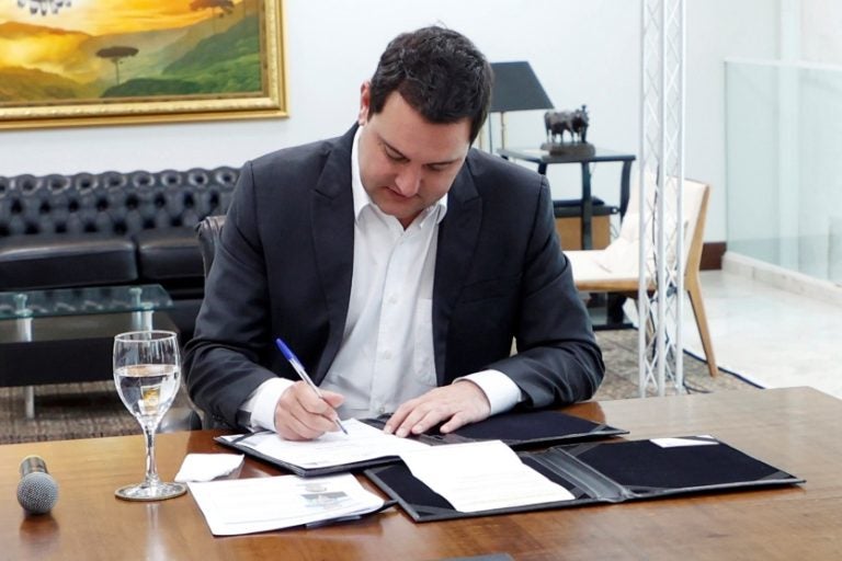 Pavimentação Programa De Governo Programa Asfalto Novo, Vida Nova. Governadort Carlos Massa Ratinho Junior, Assinou Convênio Do Programa Com Prefeitos Dos Municipios De Pérola Do Oeste, Porto Amazonas E Esperança Nova, E Do Secretário Das Cidad