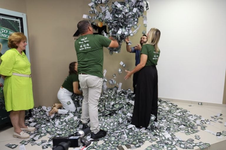 Moradora De Tapira Ganha Primeira Moto Da Campanha De Natal Da Aciu 6761c70c53445