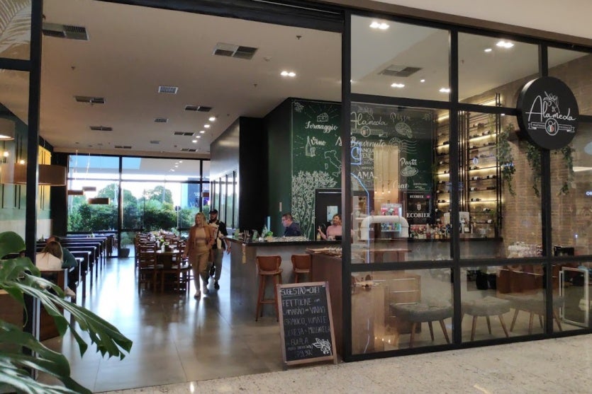 fachada do restaurante Alameda que serve comida italiana em Umuarama