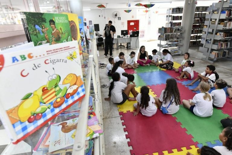 Crianças durante a Semana de Férias na Biblioteca Municipal.