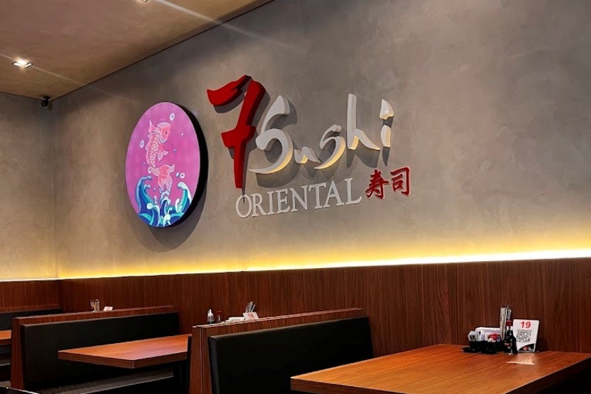 Parte interno 7 Sushi a noite com as luzes acesas.