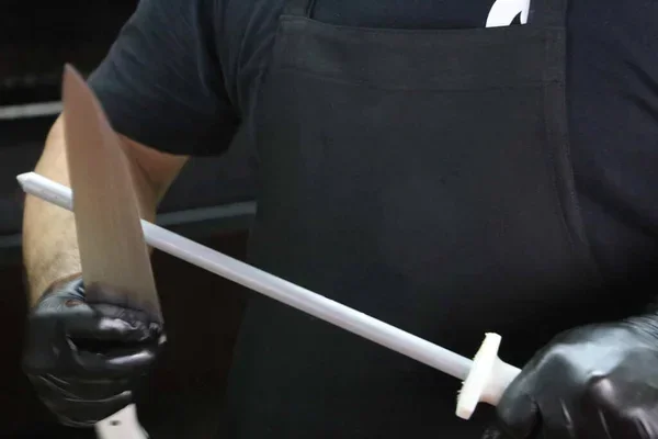 A Forma Correta De Afiar Facas Usando Uma Chaira (1)