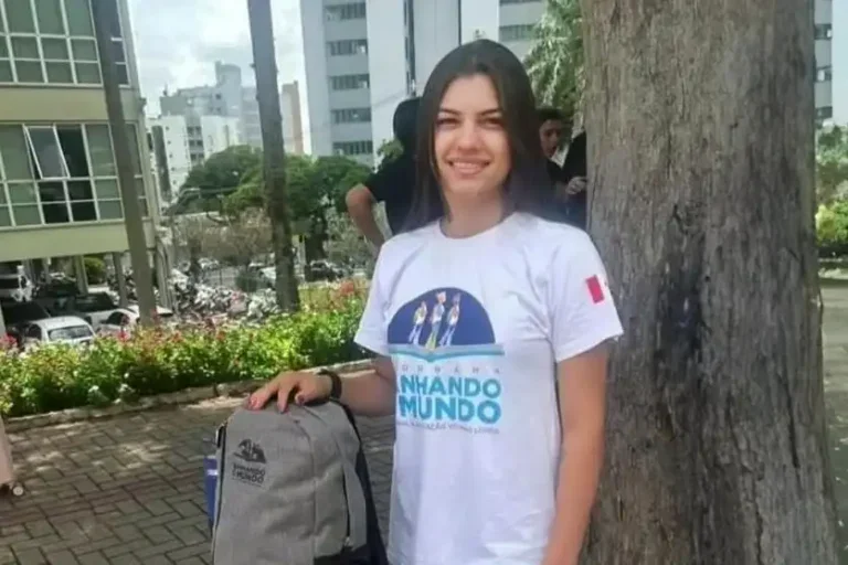 A aluna de Serra dos Dourados, Mariany Zamperlim da Costa, em frente à prefeitura de Umuarama, antes do embarque para o Canadá através do programa Ganhando o Mundo.