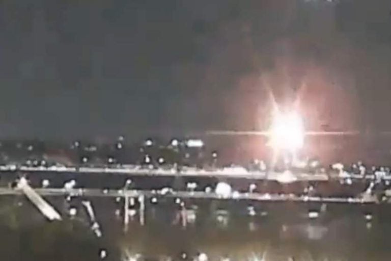 Avião colide com helicóptero. Na foto, uma imagem de câmera de monitoramento que mostra a colisão.