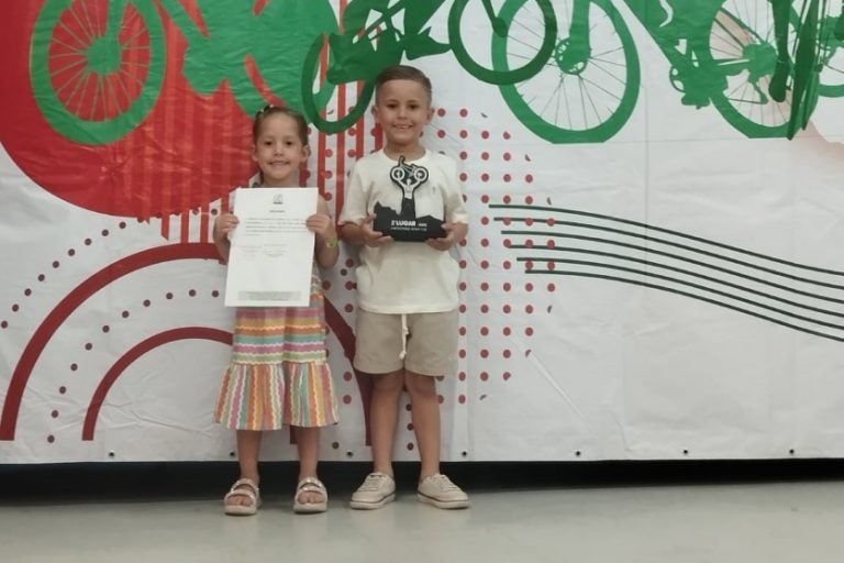 Competidores de Umuarama recebendo a premiação do campeonato de bicicross em Santa Catarina
