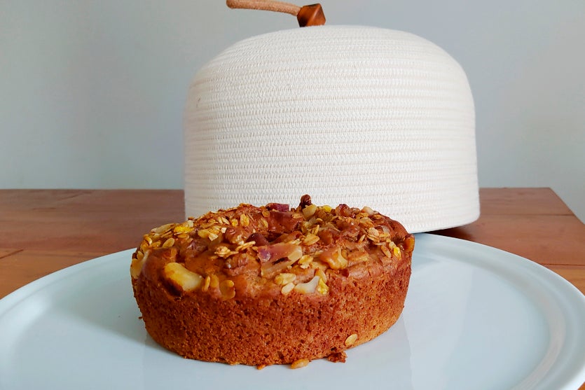 bolo com assado sem glúten e sem lactose para intolerantes em cima de um prato branco