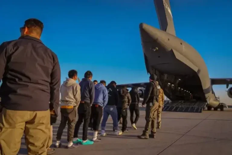 imigrantes, alguns deles brasileiros, entrando em um avião militar e sendo vigiadas por autoridades para serem deportados